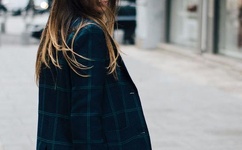 他的舌头探进蜜源毛毛虫说